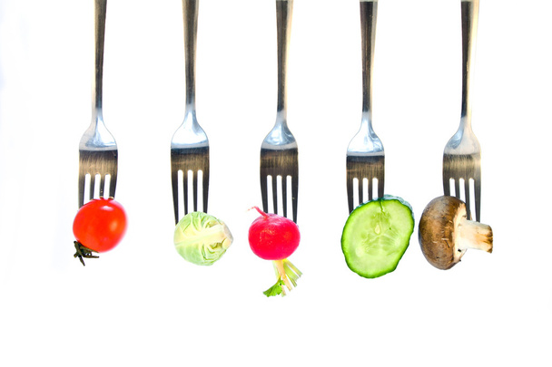 legumes em um garfo em um fundo branco
 - Foto, Imagem