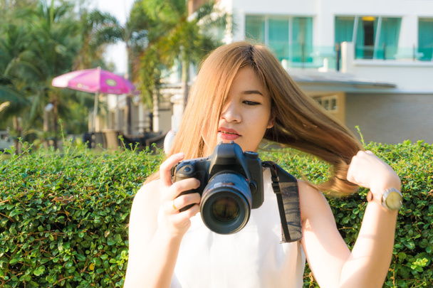 Bella asiatica giovane donna fotografo prendendo ritratti all'aperto - Foto, immagini