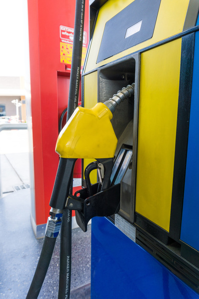 Színes üzemanyag olaj benzin adagoló töltés benzinkútnál, Close up - Fotó, kép
