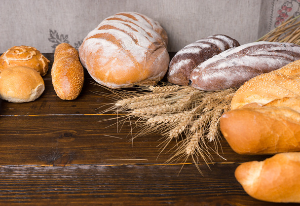 große Brotlaibe mit Weizenhalmen - Foto, Bild