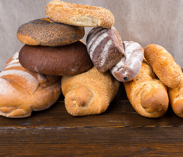 Stapel Bagels und französisches Brot - Foto, Bild