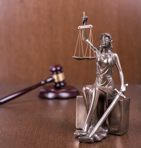 Άγαλμα της δικαιοσύνης και ξύλινο σφυρί, έννοια του δικαίου - Φωτογραφία, εικόνα