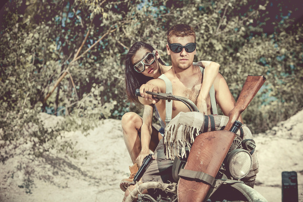 Sexy pareja de ciclistas en la vieja motocicleta
.  - Foto, Imagen
