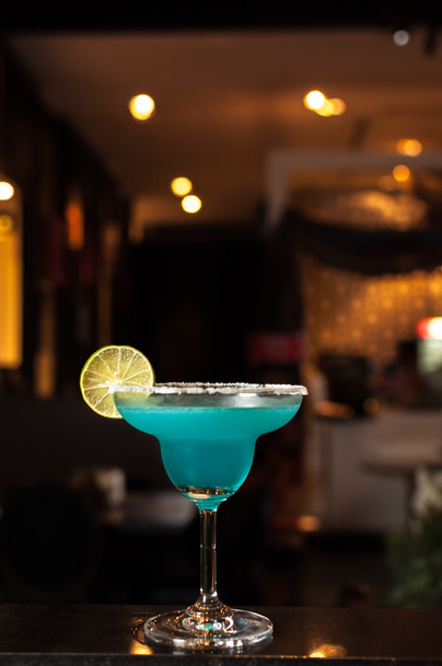Σειρά ποτών: Καμικάζι, μπλε κοκτέιλ διακοσμημένο με λεμόνι - Φωτογραφία, εικόνα