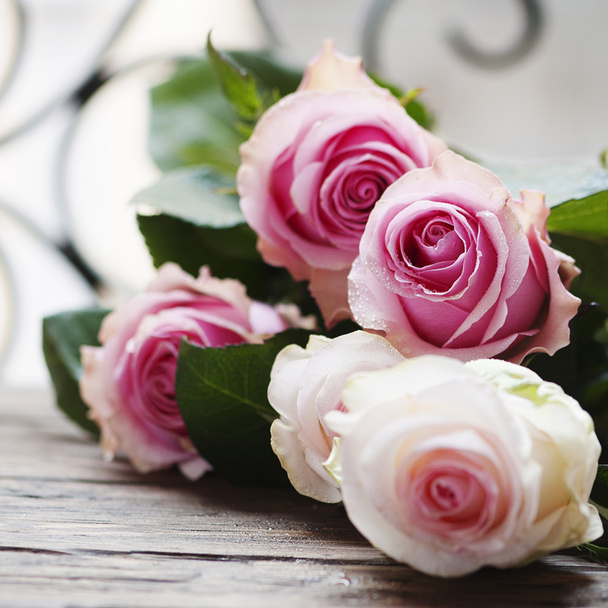 Pink roses on wooden table - Φωτογραφία, εικόνα