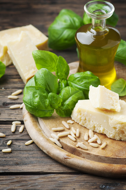 Fesleğen, peynir, çam ve zeytin yağı - Fotoğraf, Görsel