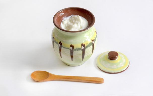 luonnollinen bulgarialainen jogurtti valkoisella pöydällä
 - Valokuva, kuva