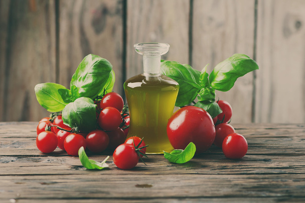 Tomatoes, basil and olive oil - Фото, изображение