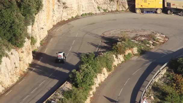Електрик Сіті автомобілів на шпилька поворот у французьких Альпах дорозі - Кадри, відео