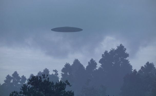 Ufo yli puiden
 - Valokuva, kuva
