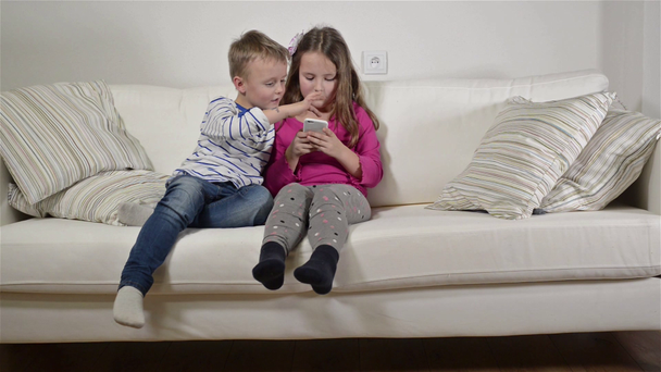Niños en casa jugando con smartphone
 - Imágenes, Vídeo