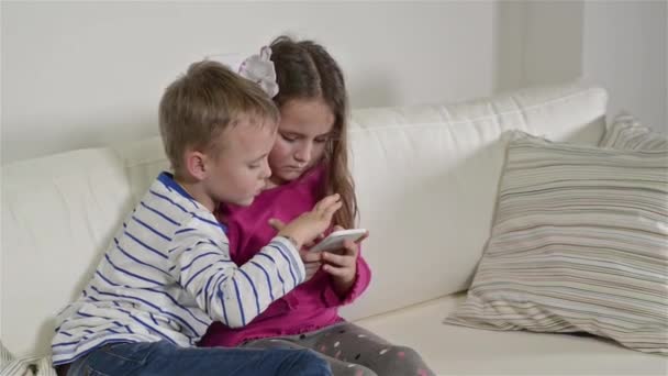 Children playing with smartphone - Záběry, video