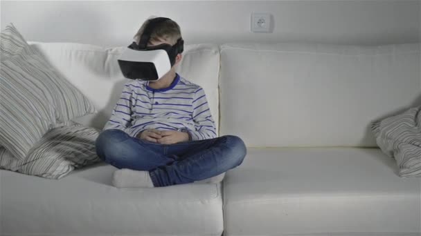 Boy wearing virtual reality goggles. - Séquence, vidéo