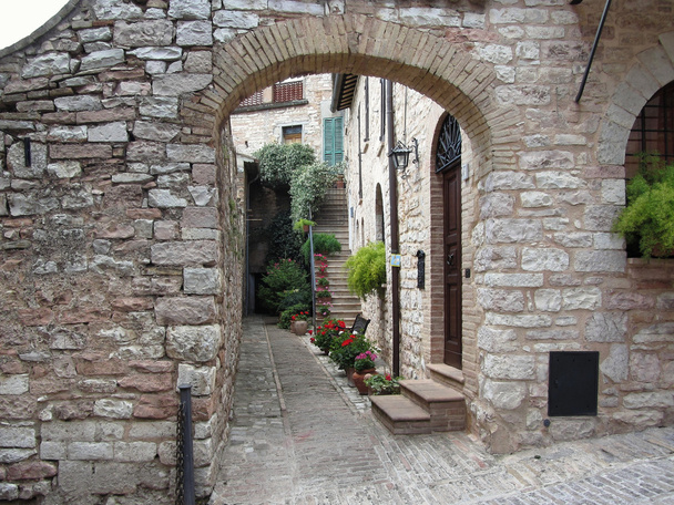 Vieux village pittoresque avec des fleurs. Spello, Italie
 - Photo, image