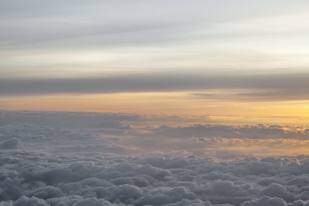 Ψηλά πάνω από τα σύννεφα με όμορφο φως του ηλιοβασιλέματος - Φωτογραφία, εικόνα