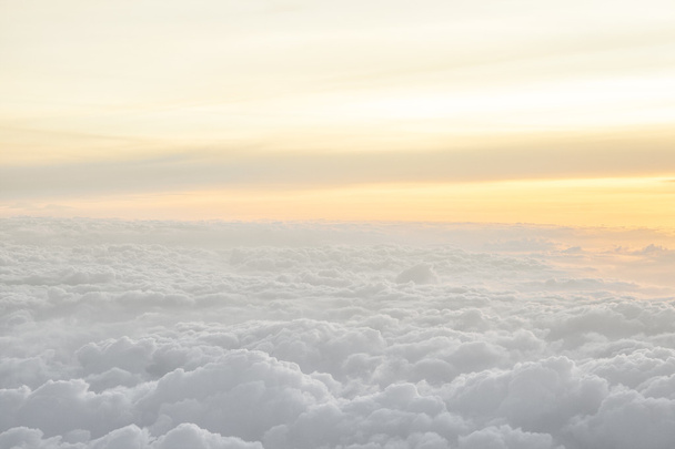 Високо над хмарами з красивим світлом заходу сонця
 - Фото, зображення