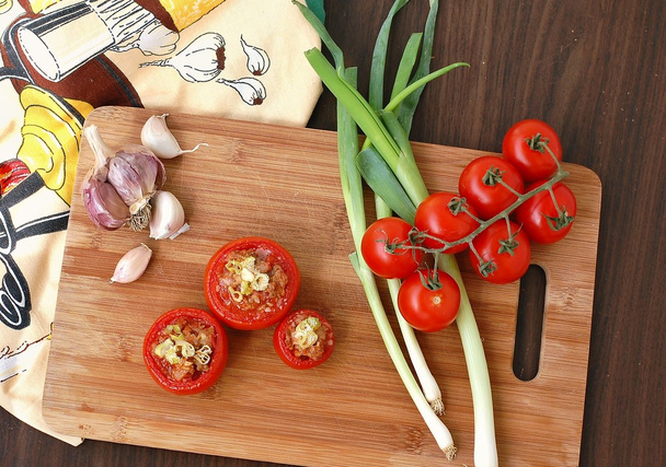 Tomates al horno con ajo y cebolla, vista aérea
 - Foto, Imagen