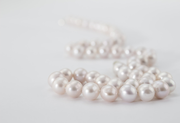  collar de perlas sobre fondo blanco - Foto, imagen