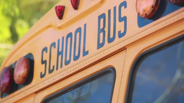 Cool shot a szavak "School Bus"-ra tető-ból egy iskolabusz. - Felvétel, videó