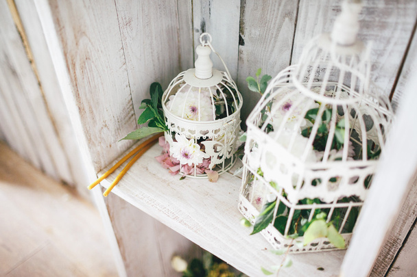 flores en jaulas de aves, elementos de decoración de bodas. - Foto, Imagen