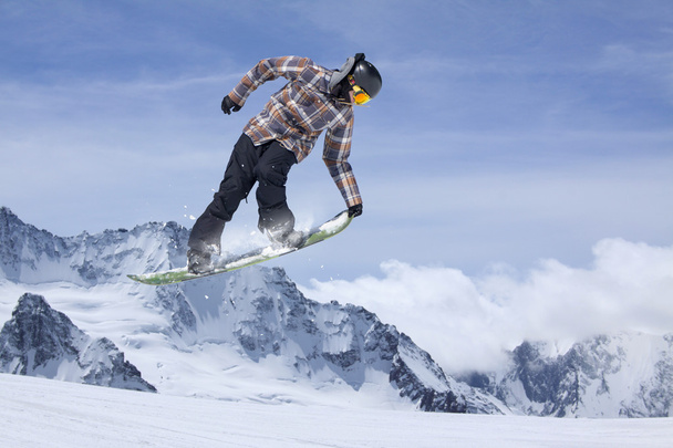 Κάνοντας το άλμα, ακραία βουνό freeride snowboarder. - Φωτογραφία, εικόνα