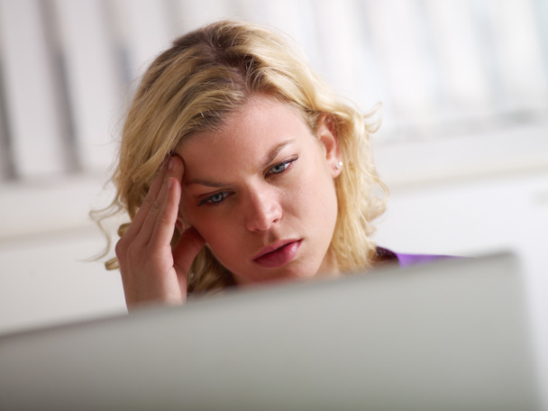 hoofdpijn en gezondheid problemen voor jonge vrouw op het werk - Foto, afbeelding
