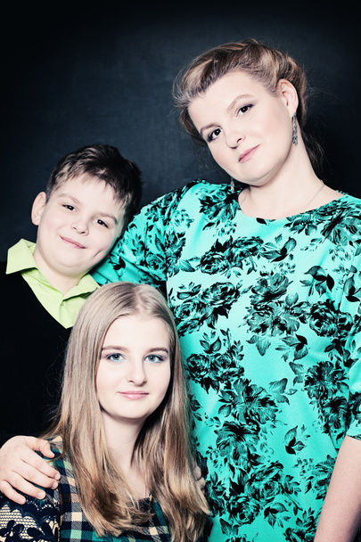 Porträt einer Mutter und zweier Kinder. echte Menschen - Foto, Bild
