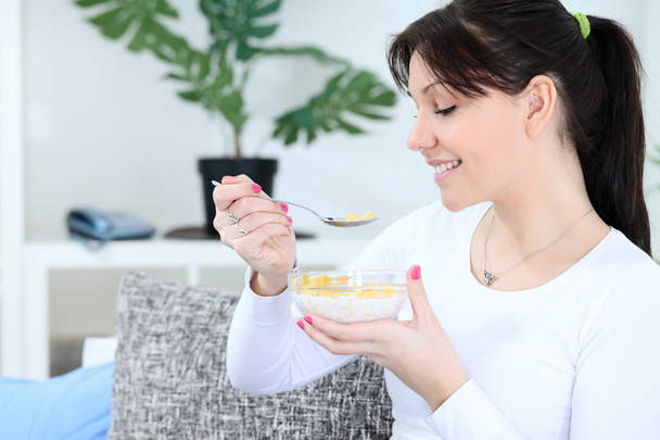 Woman eating cornflakes - Zdjęcie, obraz