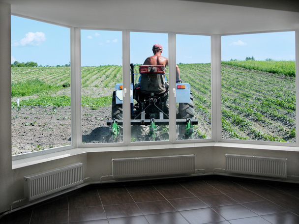 műanyag ablakokkal, kilátással a paraszt, a traktor - Fotó, kép