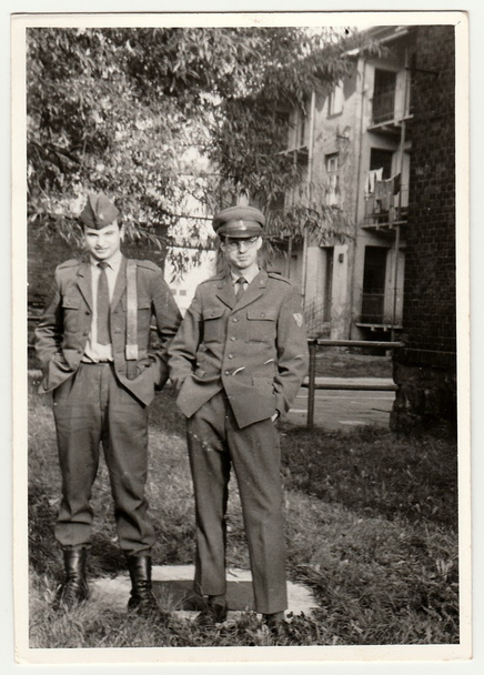 Vintage foto toont soldaten poseren voor de kazerne. Zwarte & witte antieke foto. - Foto, afbeelding