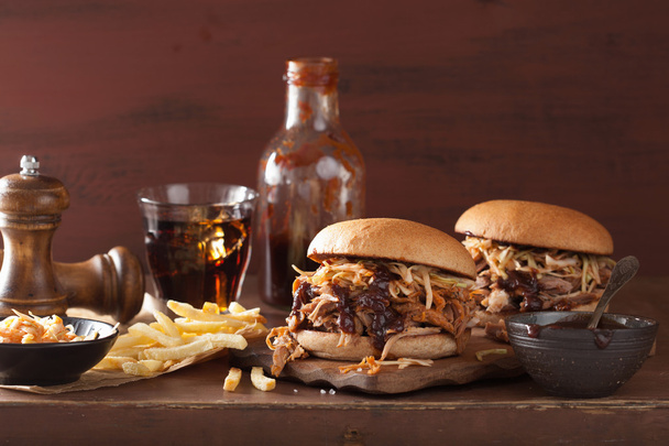zelfgemaakte trok varkensvlees hamburger met Koolsla en bbq saus - Foto, afbeelding