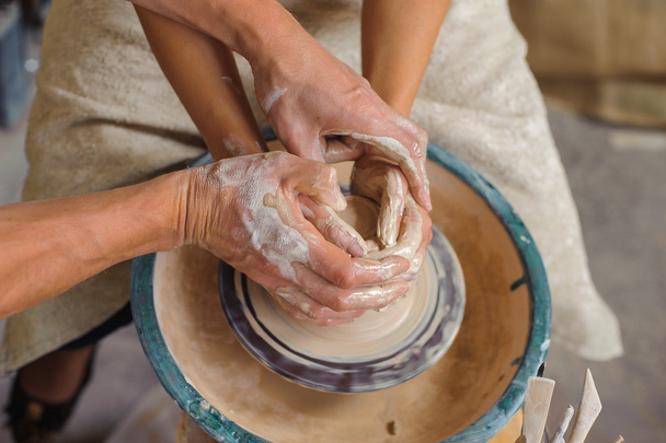Potter teaches how make clay pot - Foto, Imagen