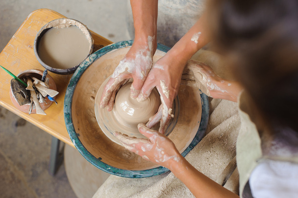 Potter teaches how make clay pot - Fotografie, Obrázek