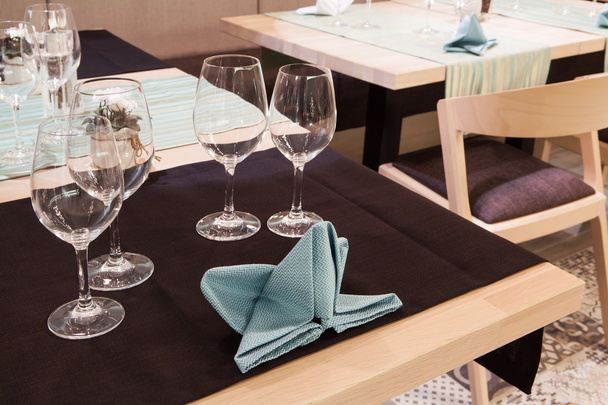 Mesa en restaurante
 - Foto, Imagen