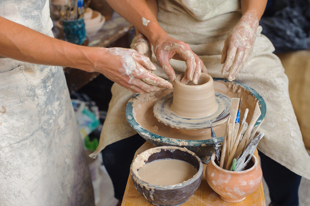 Potter insegna come fare vaso di argilla
 - Foto, immagini