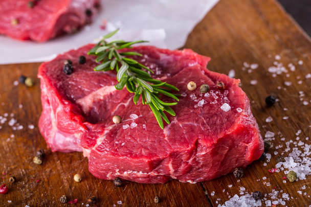 Steak. Raw beef steak. Fresh raw Sirloin beef steak sliced o Herb - Rosemary decoration - Foto, imagen