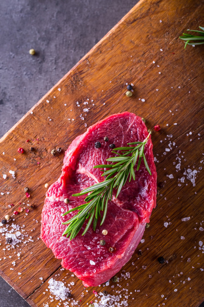 Steak. Raw beef steak. Fresh raw Sirloin beef steak sliced o Herb - Rosemary decoration - Foto, afbeelding
