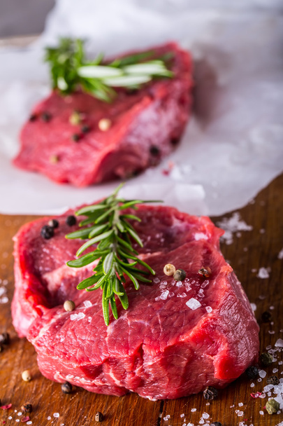Steak. Raw beef steak. Fresh raw Sirloin beef steak sliced o Herb - Rosemary decoration - Foto, Imagen