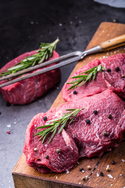 Steak. Raw beef steak. Fresh raw Sirloin beef steak sliced o Herb - Rosemary decoration - Foto, immagini