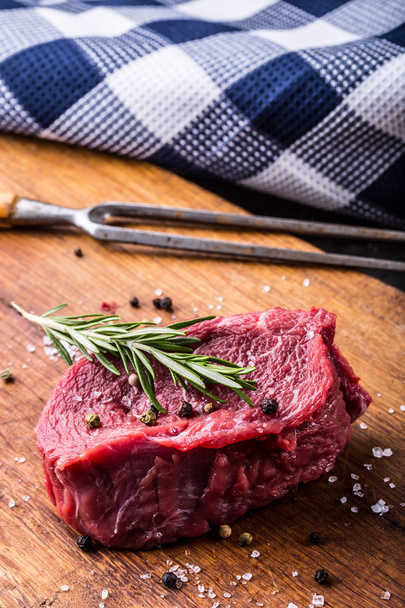 Steak. Raw beef steak. Fresh raw Sirloin beef steak sliced o Herb - Rosemary decoration - Foto, Bild