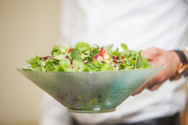 Kellner mit Salat - Foto, Bild