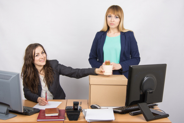 Office worker happily helps collect things sacked colleague - Photo, Image