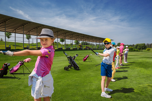 escuela de golf para niños
 - Foto, Imagen