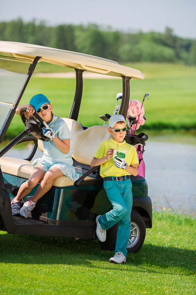 Niños en el golf
 - Foto, Imagen