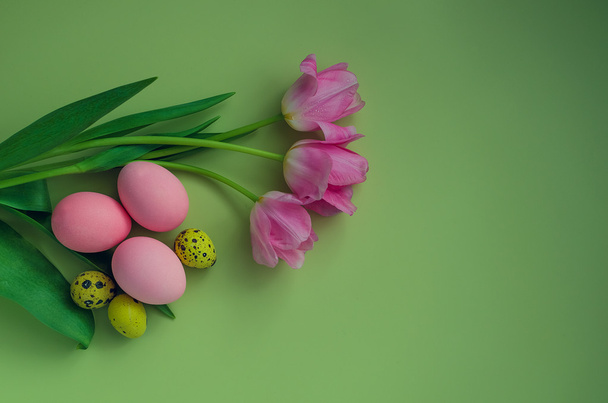 Velikonoční zázemí s barevným vejci a růžovými tulipány - Fotografie, Obrázek