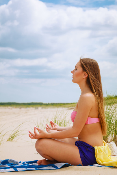 Mädchen verbringt Freizeit mit Yoga-Übungen - Foto, Bild