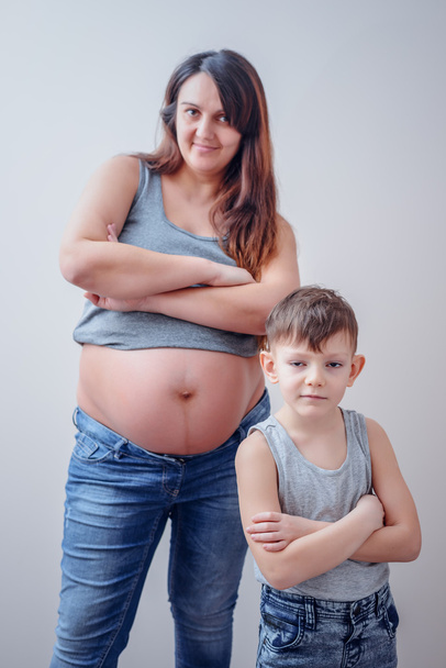 Fiatal fiú mellett a várandós anya állandó - Fotó, kép