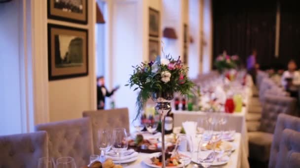 Красивый свадебный стол в ресторане с цветами на столе
 - Кадры, видео