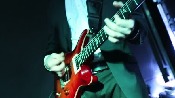 Fiatal tehetséges zenész játszik elektromos guitare magánérdekeltségű fél. - Felvétel, videó