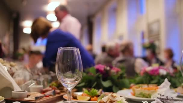 Az élelmiszer- és üres üvegek, egy esküvő közelről. - Felvétel, videó